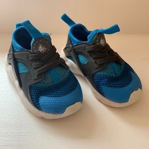 Nike Huarache toddler size 6C in blue and black